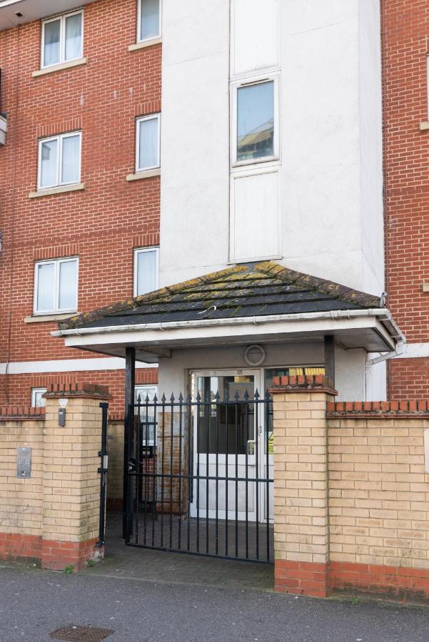 Suites By Rehoboth - Abbey Wood Station - London Zone 4 Bagian luar foto