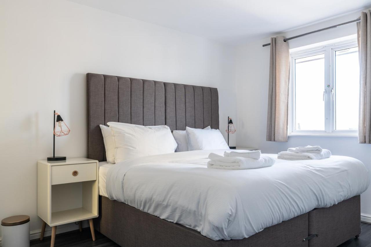 Suites By Rehoboth - Abbey Wood Station - London Zone 4 Bagian luar foto