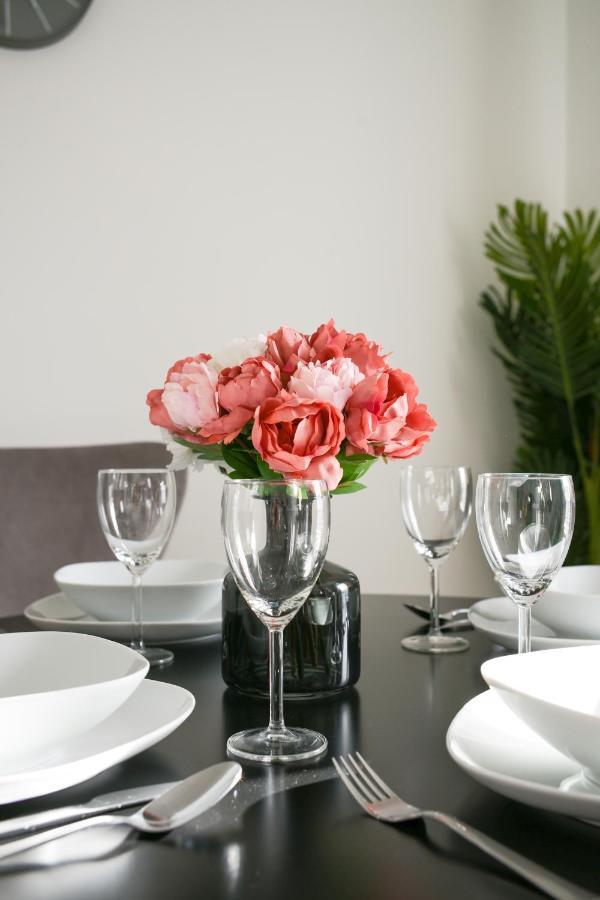 Suites By Rehoboth - Abbey Wood Station - London Zone 4 Bagian luar foto