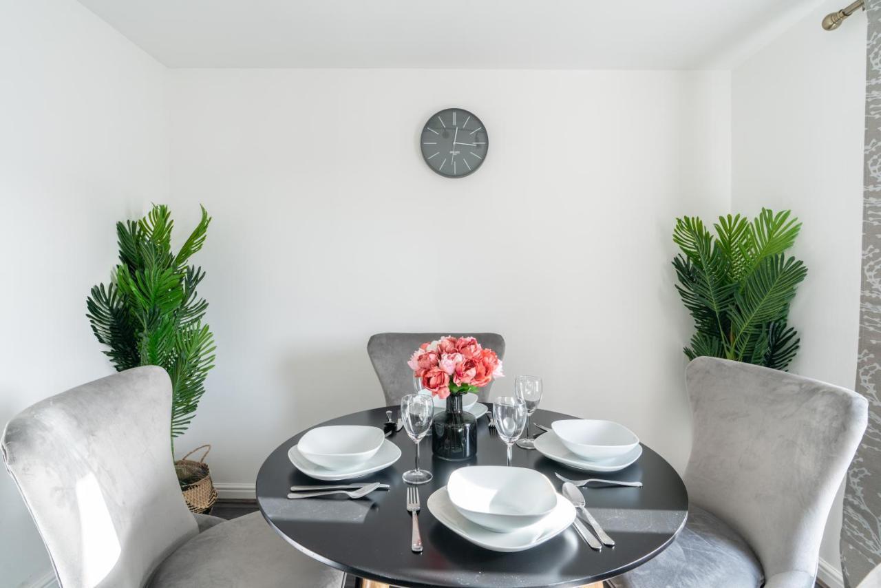 Suites By Rehoboth - Abbey Wood Station - London Zone 4 Bagian luar foto