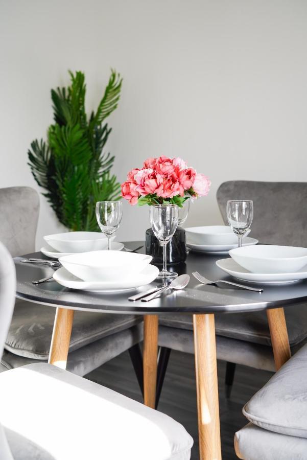 Suites By Rehoboth - Abbey Wood Station - London Zone 4 Bagian luar foto
