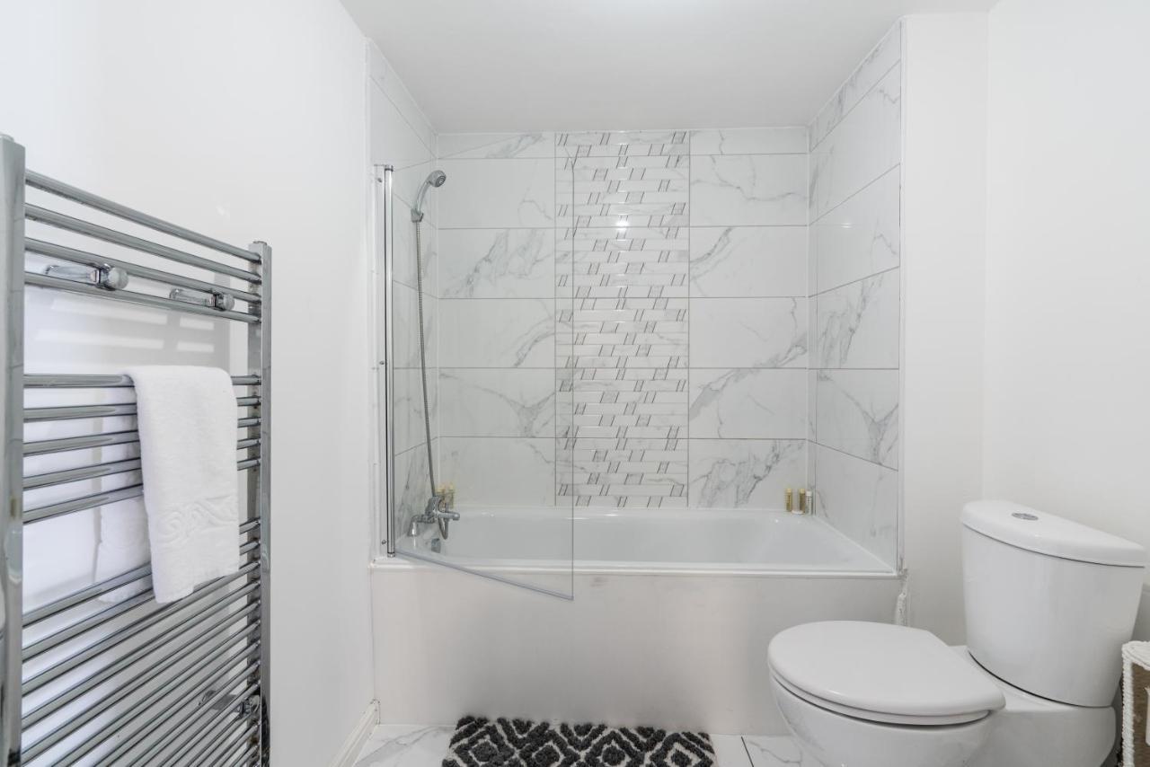 Suites By Rehoboth - Abbey Wood Station - London Zone 4 Bagian luar foto