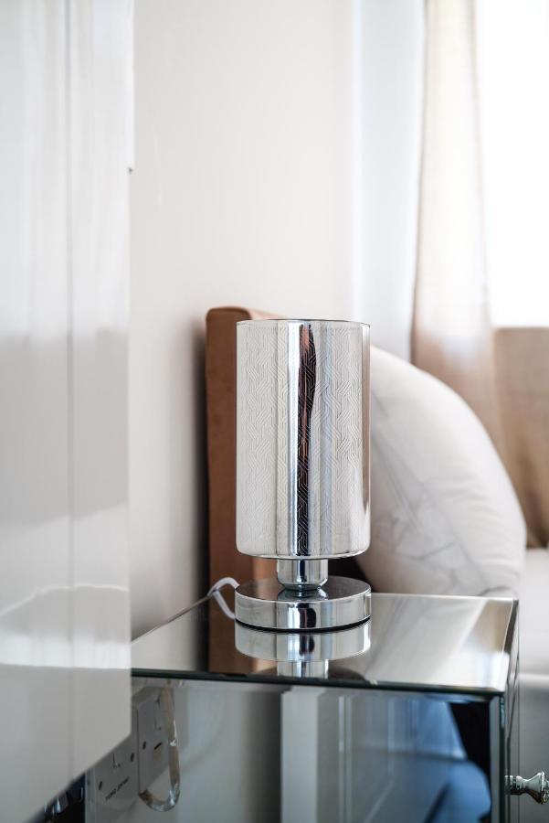 Suites By Rehoboth - Abbey Wood Station - London Zone 4 Bagian luar foto