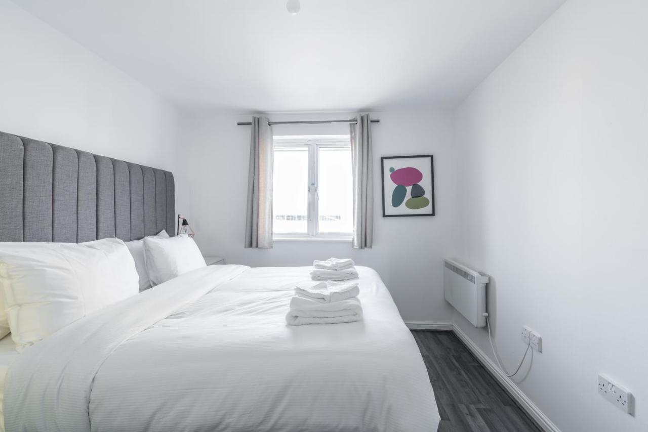 Suites By Rehoboth - Abbey Wood Station - London Zone 4 Bagian luar foto
