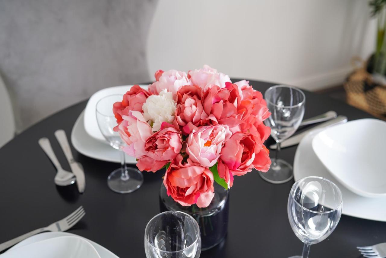 Suites By Rehoboth - Abbey Wood Station - London Zone 4 Bagian luar foto