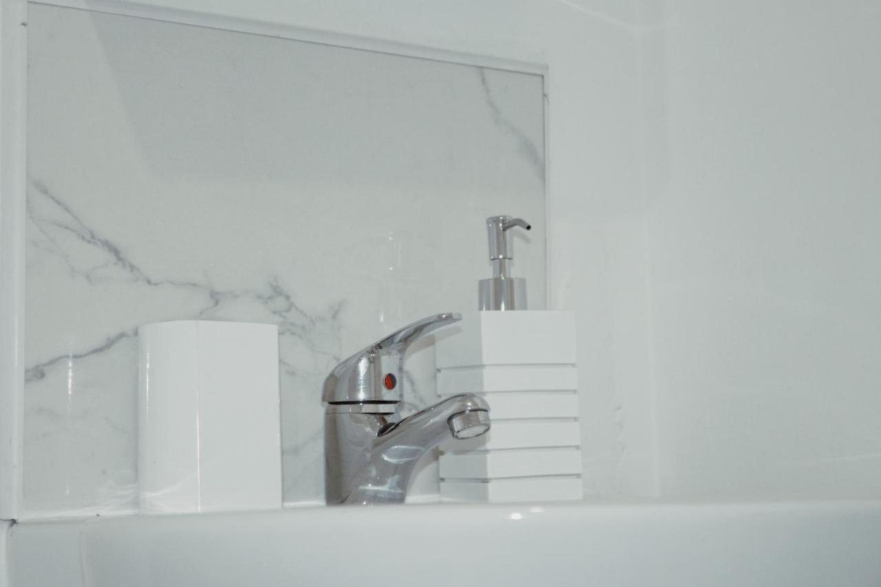 Suites By Rehoboth - Abbey Wood Station - London Zone 4 Bagian luar foto