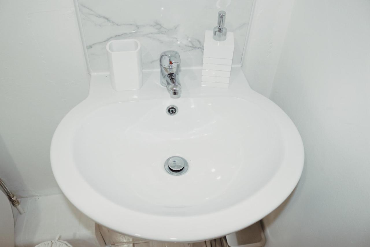 Suites By Rehoboth - Abbey Wood Station - London Zone 4 Bagian luar foto